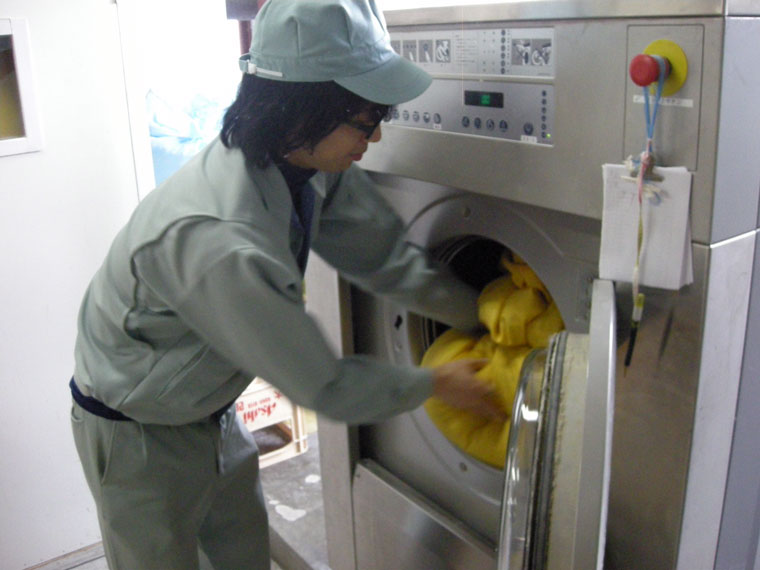 集めた羽毛を水洗いします