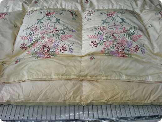 クリーニング前の羽毛掛け布団です。