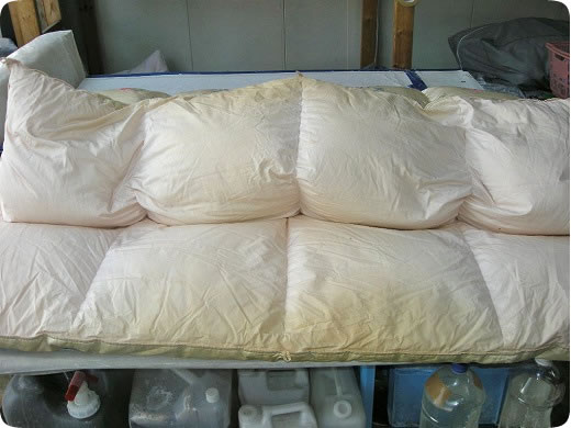 襟元、足元が汚れています。