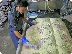 アイクリーンサービスオリジナルの洗剤を使用します。