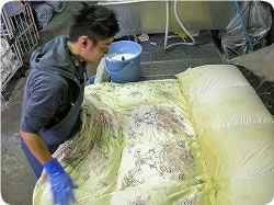 次にシミ抜きする箇所を考えながら作業を行っていきます。