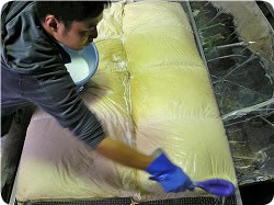 襟元、足元は念入りにシミ取りを行います。