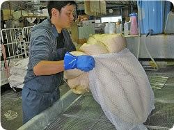 大きなネットに布団を入れます。