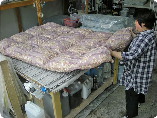 到着したお布団の検品を行います。