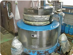 当社で使用している布団専用の洗濯機です。