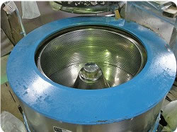 遠心分離の作用で洗濯、すすぎ、脱水を行います。