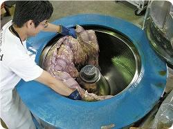 お布団を機械にセットします。