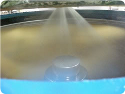 機械の真ん中から高圧で水を約10分間吹き付け、強い遠心力が作用し、お布団の汚れを外側に向けて洗い流します。