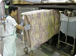 お布団専用の乾燥機でお布団を乾燥させます。